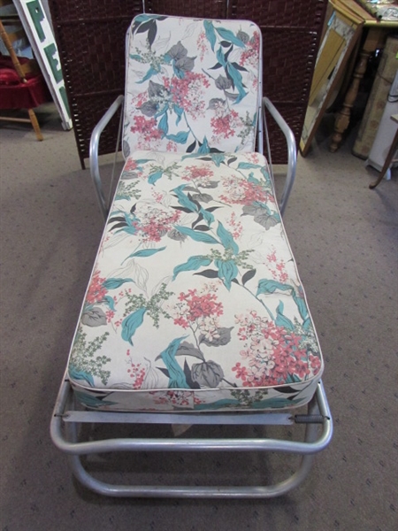 VINTAGE ALUMINUM LOUNGE CHAIR