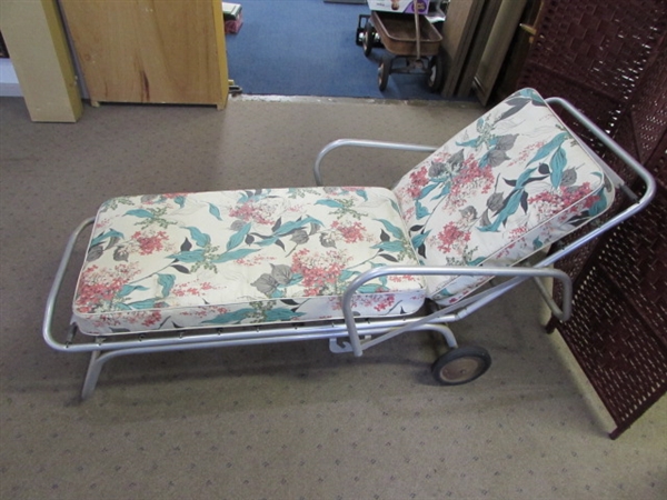 VINTAGE ALUMINUM LOUNGE CHAIR