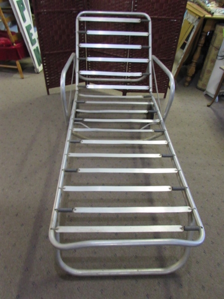 VINTAGE ALUMINUM LOUNGE CHAIR