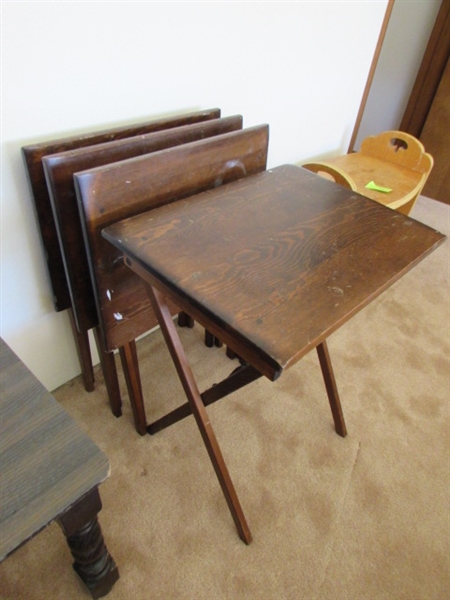 VINTAGE WOOD TV TRAYS WITH STAND