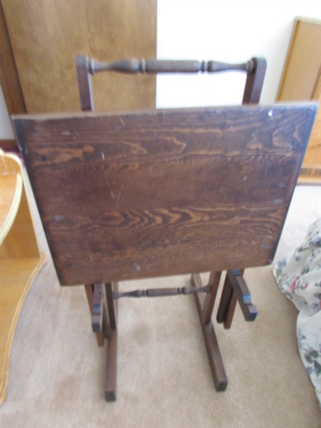 VINTAGE WOOD TV TRAYS WITH STAND