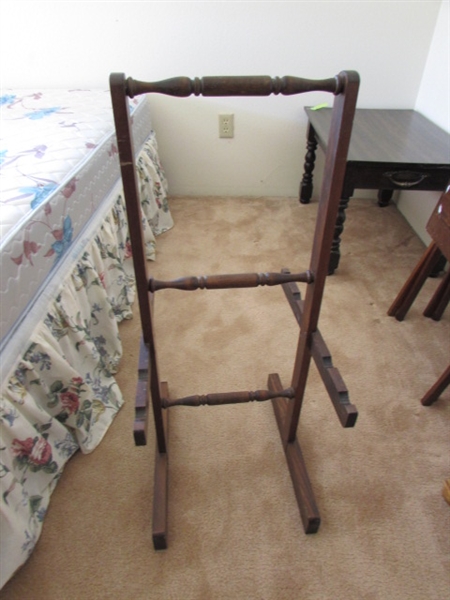 VINTAGE WOOD TV TRAYS WITH STAND