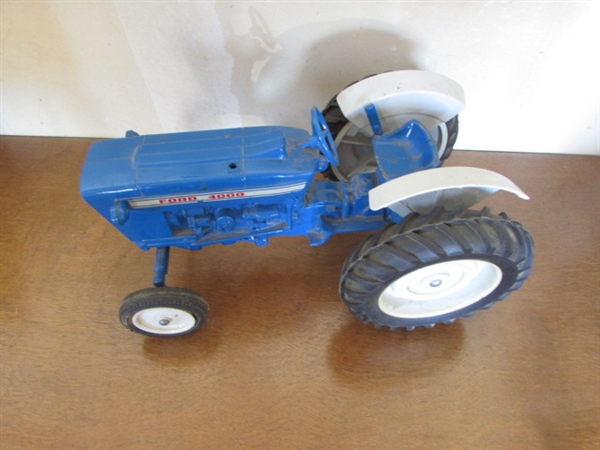 METAL FORD TRACTOR TOY