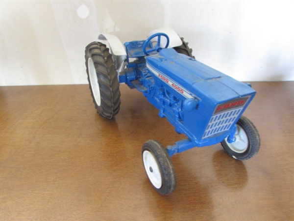 METAL FORD TRACTOR TOY