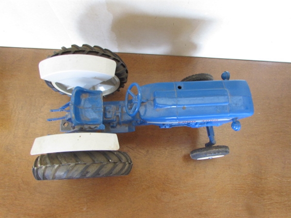 METAL FORD TRACTOR TOY