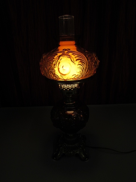 VINTAGE FENTON AMBER GLASS LAMP