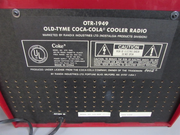 OLD-TYME COCA-COLA COOLER RADIO/CASSETTE PLAYER