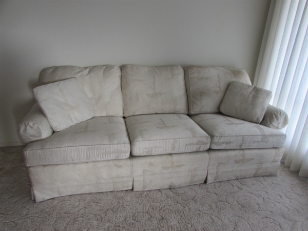 BEAUTIFUL THOMASVILLE COUCH