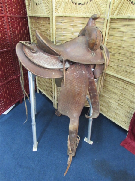 VINTAGE WESTERN SADDLE