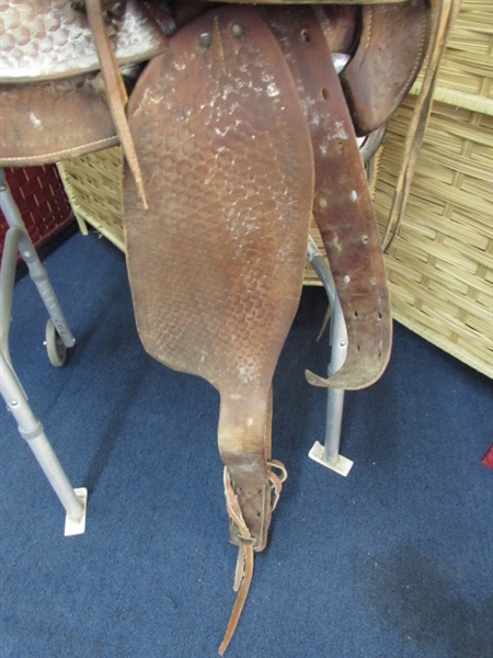 VINTAGE WESTERN SADDLE