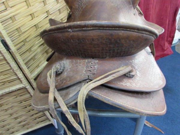 VINTAGE WESTERN SADDLE