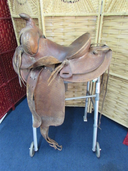 VINTAGE WESTERN SADDLE