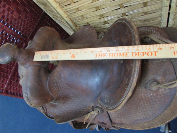 VINTAGE WESTERN SADDLE