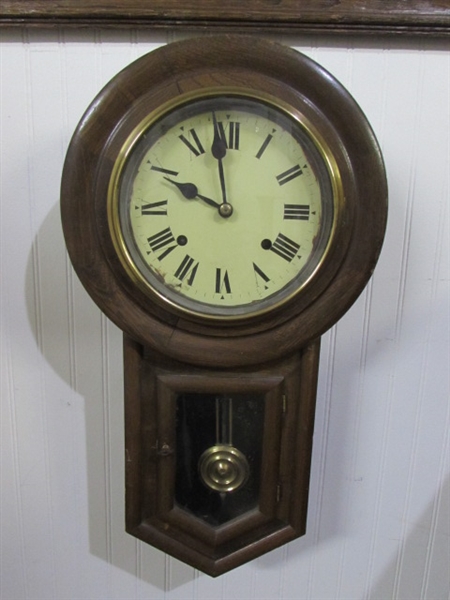 VINTAGE/ANTIQUE WALL CLOCK