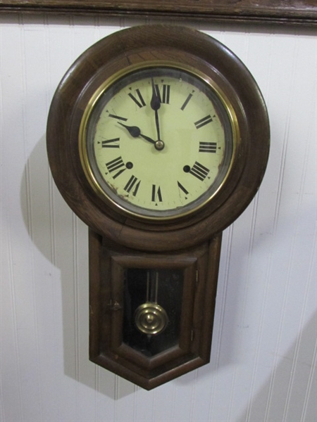 VINTAGE/ANTIQUE WALL CLOCK