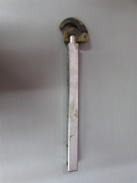 VINTAGE REED PIPE VICE & PIPE WRENCH