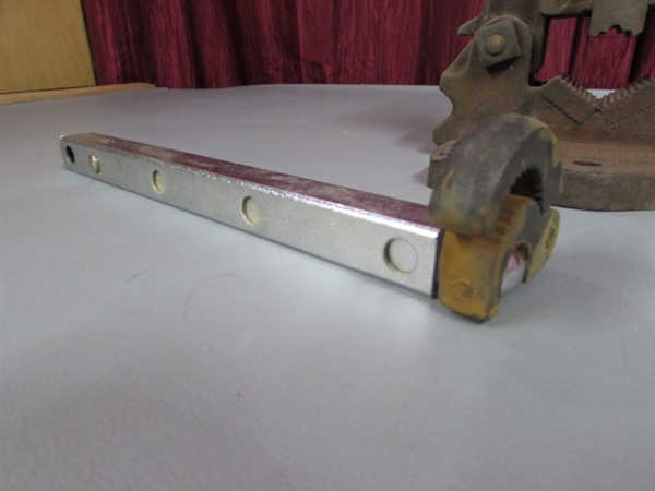 VINTAGE REED PIPE VICE & PIPE WRENCH