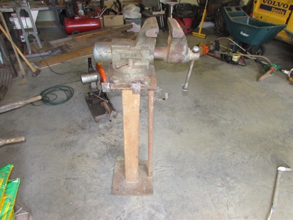 LARGE VISE WITH ANVIL ON STAND