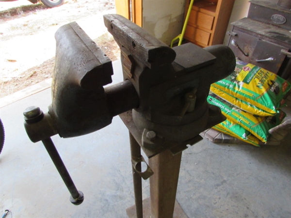 LARGE VISE WITH ANVIL ON STAND