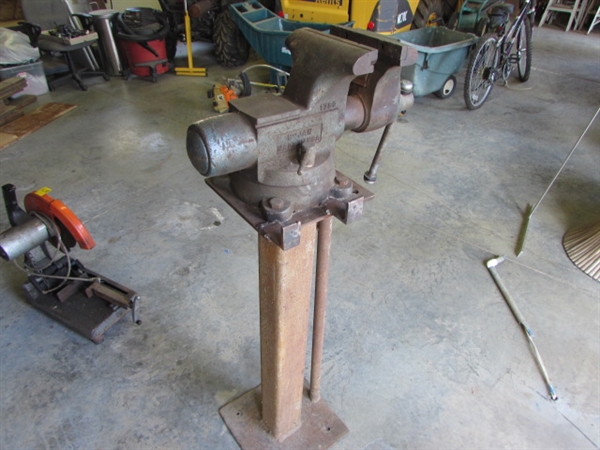 LARGE VISE WITH ANVIL ON STAND