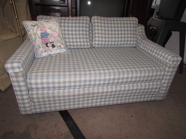 CUTE BLUE & WHITE CHECKERED LOVESEAT