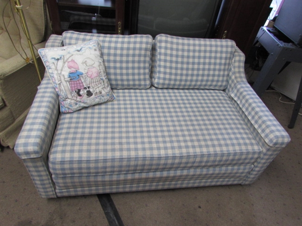 CUTE BLUE & WHITE CHECKERED LOVESEAT