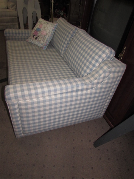 CUTE BLUE & WHITE CHECKERED LOVESEAT