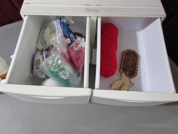 CRAFTERS LOT WITH 4-DRAWER ORGANIZER