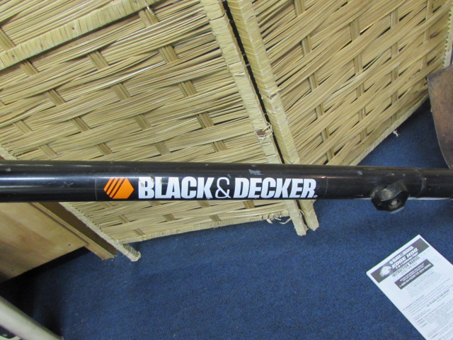 Black & Decker TR1700 17in Hedge Trimmer and LE750 Edge Hog - Roller  Auctions