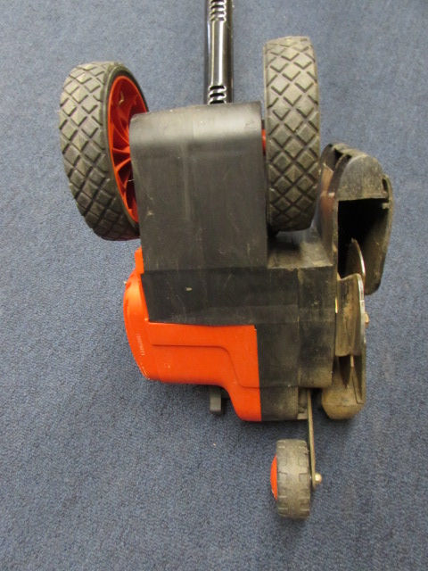 Black & Decker TR1700 17in Hedge Trimmer and LE750 Edge Hog - Roller  Auctions