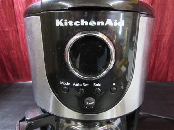 Lot Detail - KITCHENAID COFFEE POT, GEVALIA COFFEE POT AND JUICER