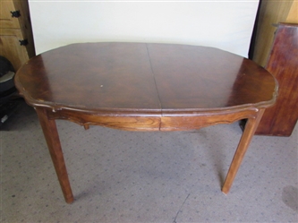 VINTAGE SOLID WOOD DINING ROOM TABLE WITH LEAF