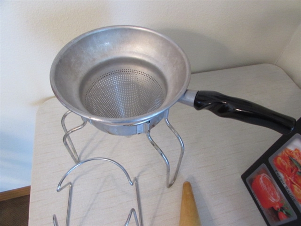 WARING ELECTRIC TOMATO PRESS COLANDER & JARS