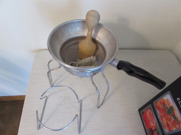 WARING ELECTRIC TOMATO PRESS COLANDER & JARS