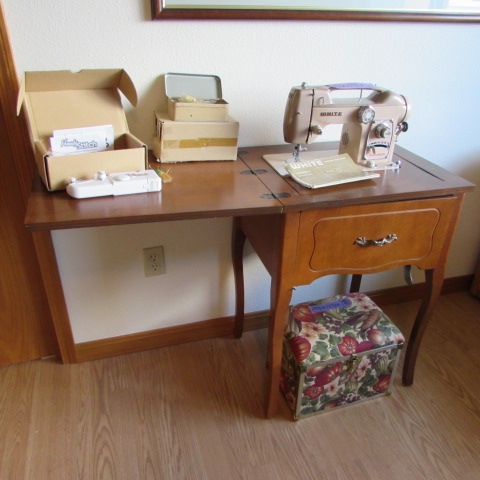 VINTAGE WHITE SEWING MACHINE IN CABINET *LOCATED AT THE AUCTION HOUSE*