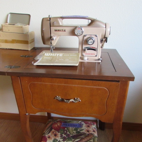 VINTAGE WHITE SEWING MACHINE IN CABINET *LOCATED AT THE AUCTION HOUSE*