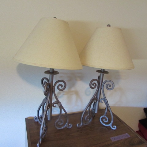 ROLLING MEDIA STAND/SIDE TABLE WITH A PAIR OF WROUGHT IRON TABLE LAMPS