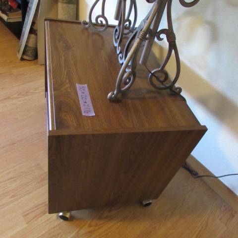 ROLLING MEDIA STAND/SIDE TABLE WITH A PAIR OF WROUGHT IRON TABLE LAMPS