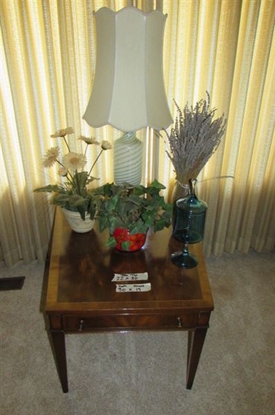 VINTAGE MAHOGANY SIDE TABLE, LAMP & DECOR