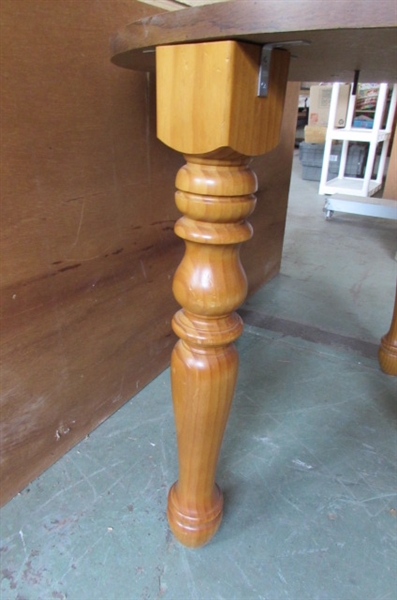 SMALL ROUND WOOD TABLE WITH TURNED LEGS