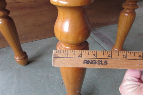 SMALL ROUND WOOD TABLE WITH TURNED LEGS