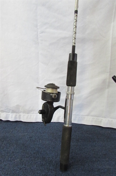 RAY JEFFERSON DEPTH FINDER & 2 FISHING POLES WITH REELS