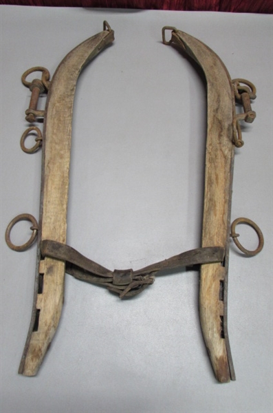 VINTAGE HORSE COLLAR HAME