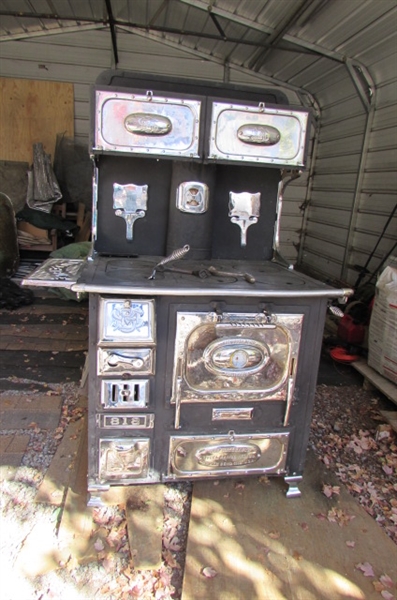 LATE 1800'S ANTIQUE WOOD/COAL BURNING COOK STOVE **OFF-SITE**RESERVE HAS BEEN MET**