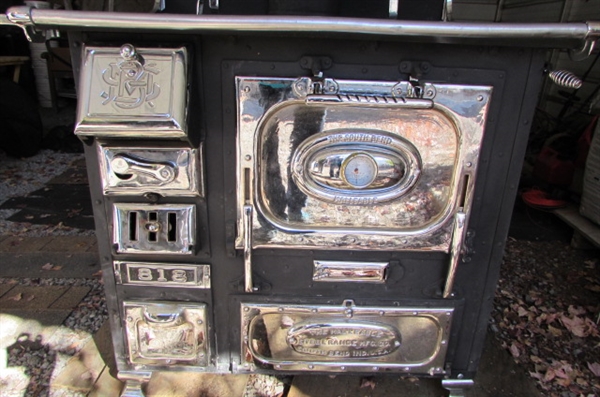 LATE 1800'S ANTIQUE WOOD/COAL BURNING COOK STOVE **OFF-SITE**RESERVE HAS BEEN MET**