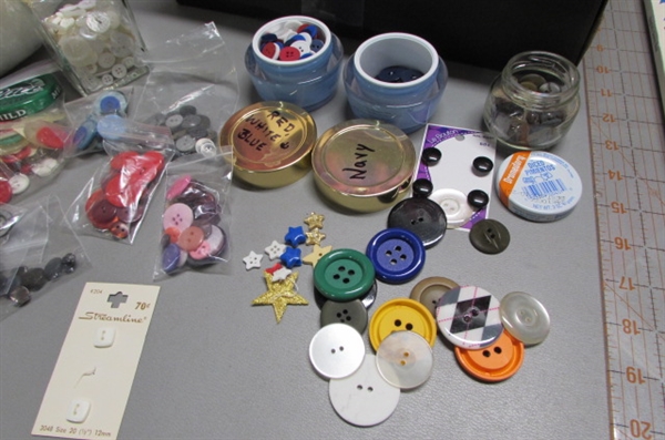 SEWING SUPPLIES IN 5 DRAWER BIN, CUTTING MATS, QUILTERS RULERS & MUCH MORE