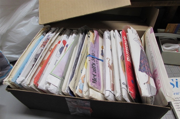 SEWING SUPPLIES IN 5 DRAWER BIN, CUTTING MATS, QUILTERS RULERS & MUCH MORE