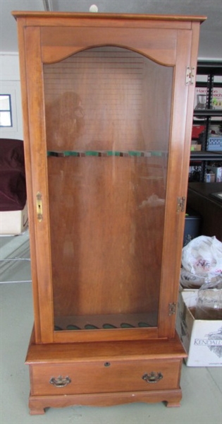 LOCKING GUN CABINET