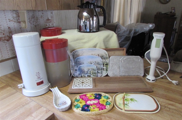 MR. COFFEE 'ICED TEA POT'/CARAFE/TRIVETS/ IMMERSION BLENDER