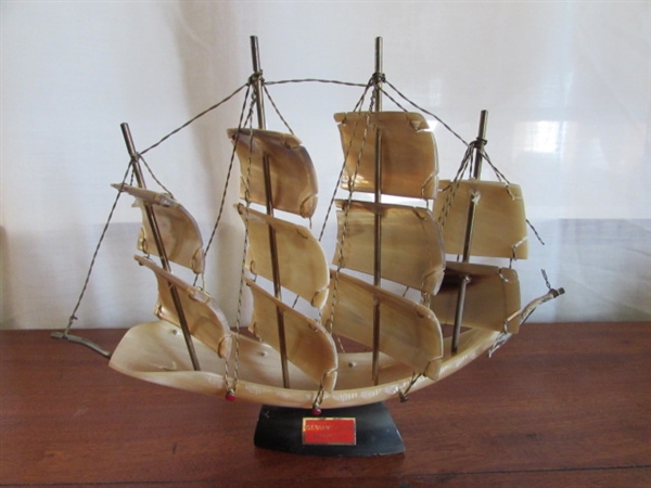 ANTIQUE SCHOONER PRINT IN FRAME, SHIP IN A BOTTLE & MODEL SHIPS